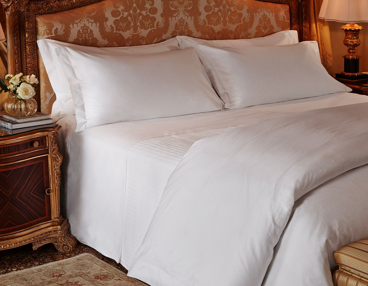 Courtyard by Marriott Bed & Bedding Set  Shop Hotel Quality Linens, Pillows,  Duvets and More